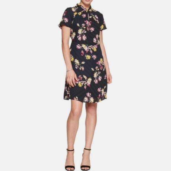 Banana Republic Dresses & Skirts - NWOT Banana Republic Twist Neck Fit And Flare Dress